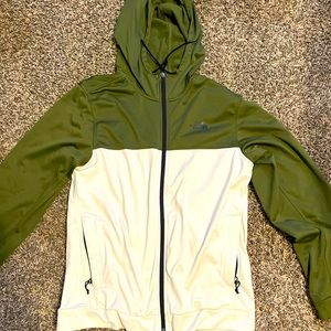Mens/Women’s North Face zip up jacket size large.